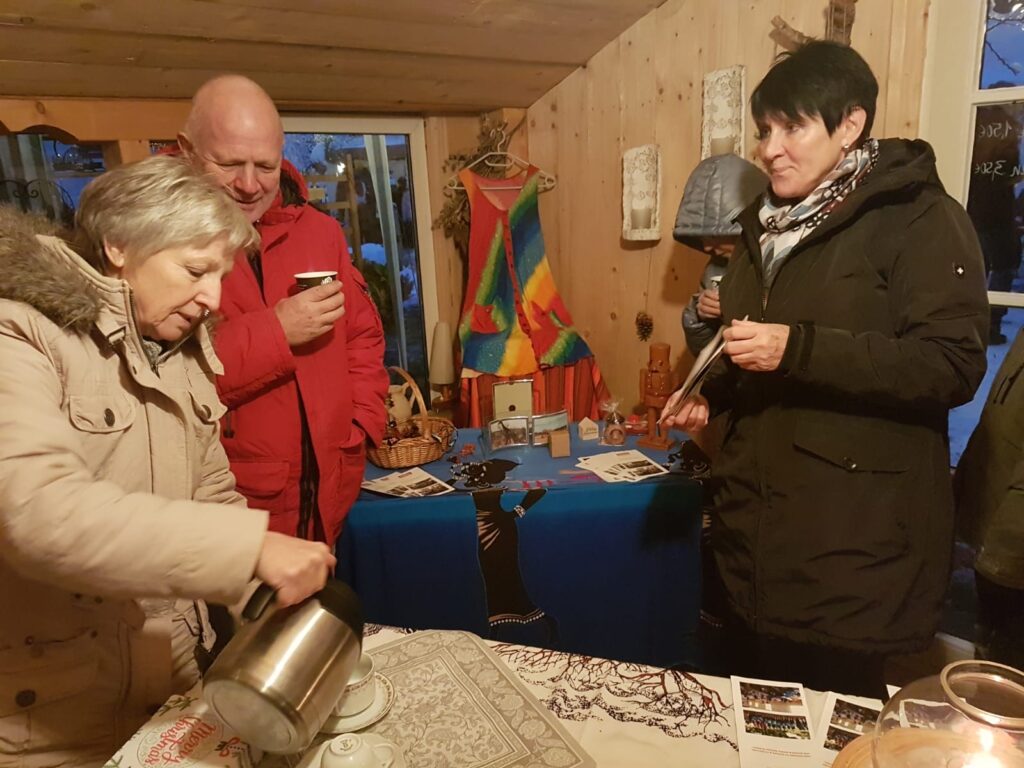 Am Stand des HOKEKI e.V. auf dem Gartenweihnachtsmarkt in Großkochberg wird Kaffee ausgeschenkt