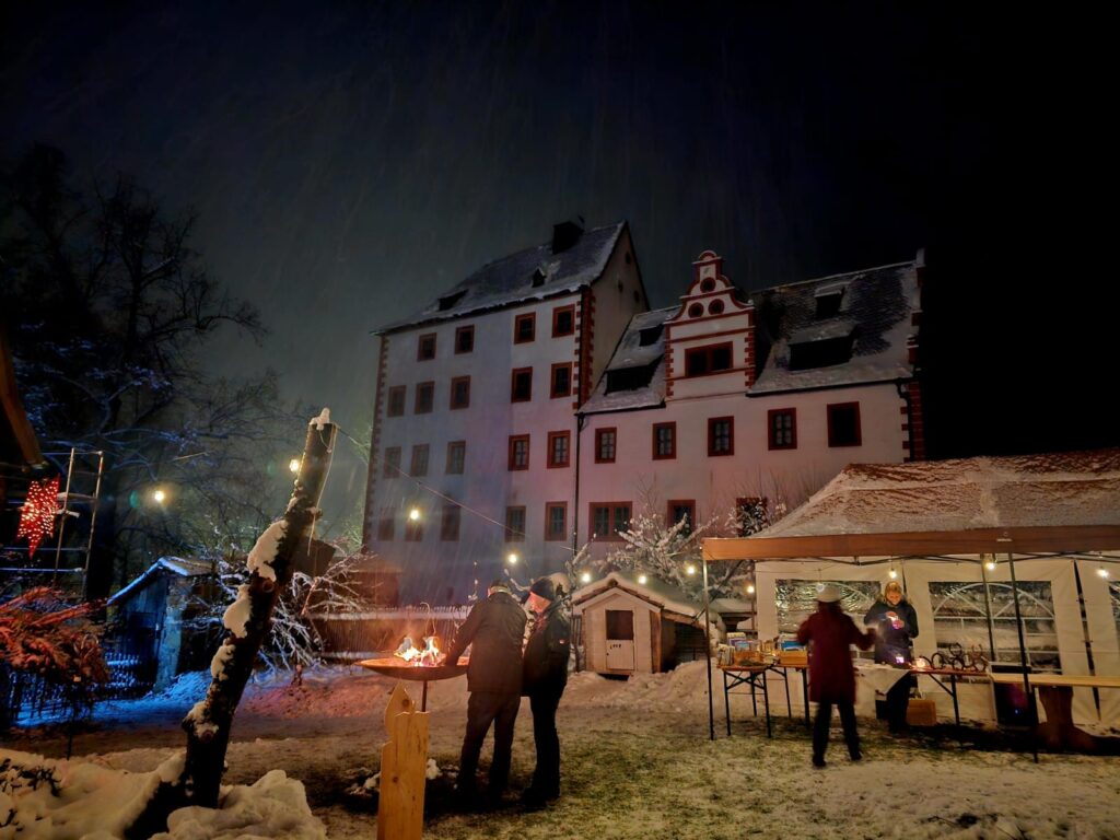 Der Gartenweihnachtsmarkt in Großkochberg am Abend vor dem Herrenhaus