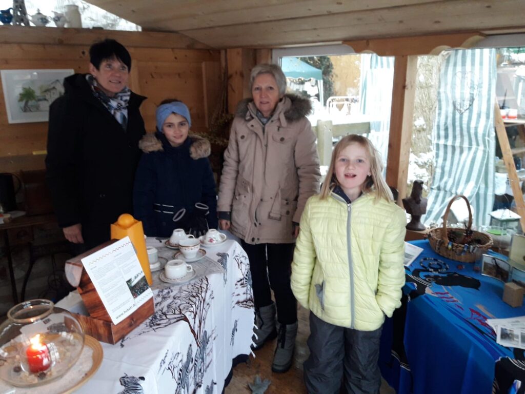 Helferinnen und ein Kind am Kaffeestand des HOKEKI e.V. in Großkochberg
