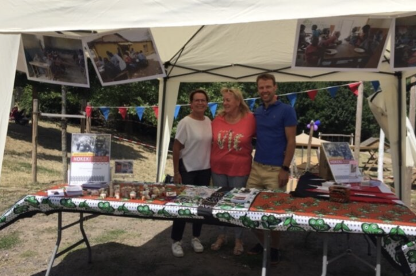 Infostand des HOKEKI e.V. mit drei Vereinsmitgliedern auf einem Sommerfest