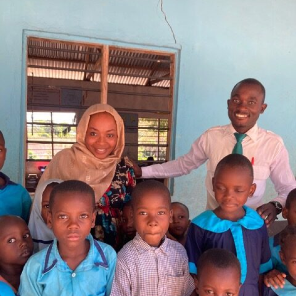Mohamed, Lehrer der Madongoni Star Primary School, mit Kollegin und Schulkindern im Klassenraum