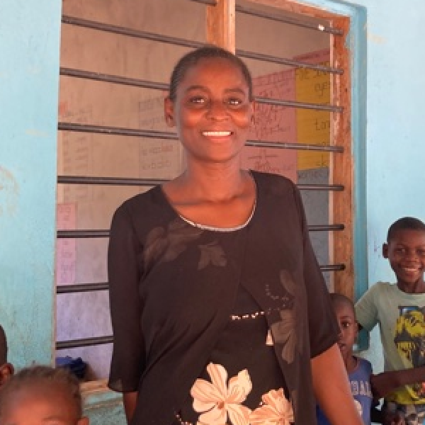 Rispa, Lehrerin der Madongoni Star Primary School in Kenia