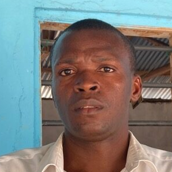 Salim, Lehrer der Madongoni Star Primary School in Kenia