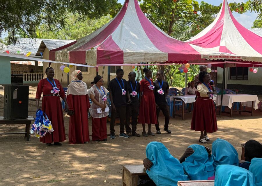 Schulfeier an der Madongoni Star Primary School mit Chor und Festzelten in Kenia