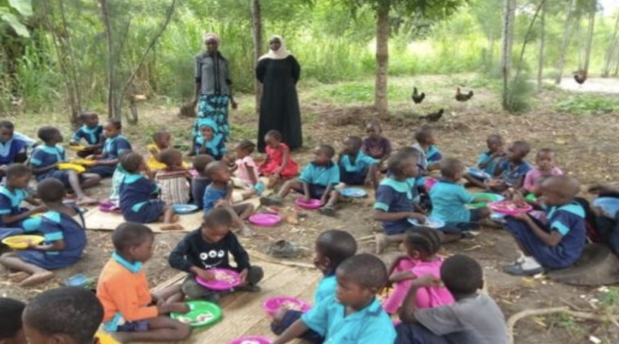 Kinder der Madongoni Star Primary School beim gemeinsamen Essen im Freien