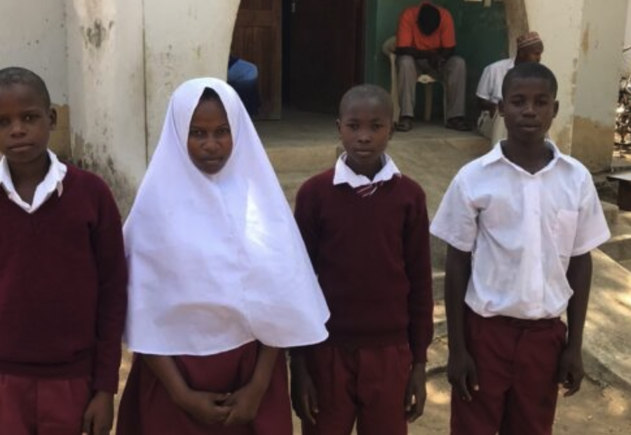 Vier Schulkinder in neuer Schuluniform zum Schulstart 2023 in Kenia