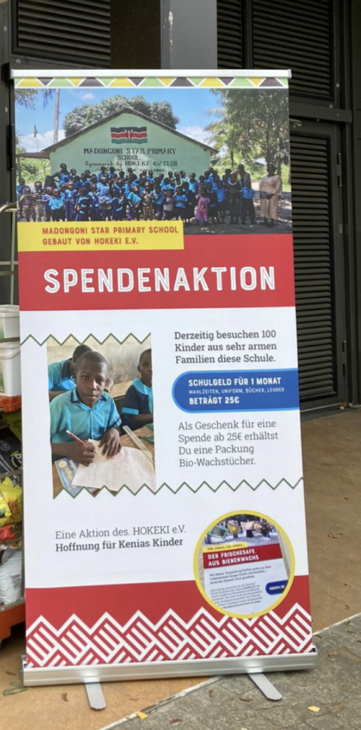 Roll-up-Plakat der HOKEKI-Spendenaktion für Schulgeld und Bio-Wachstücher an der Madongoni Star Primary School