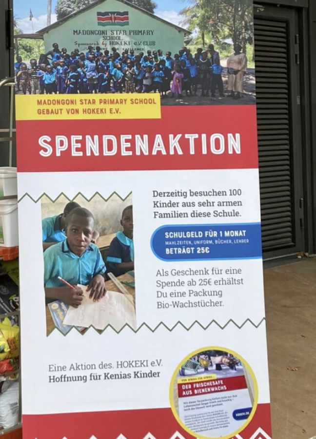 Roll-up-Plakat der HOKEKI-Spendenaktion für Schulgeld und Bio-Wachstücher an der Madongoni Star Primary School