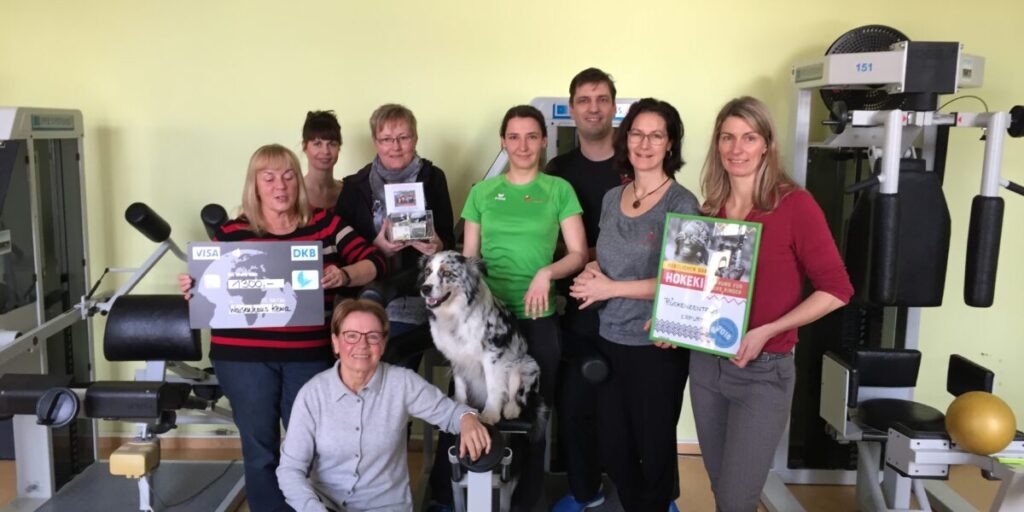 Das Team des Rückenzentrums Erfurt mit Spendenurkunden in den Praxisräumen